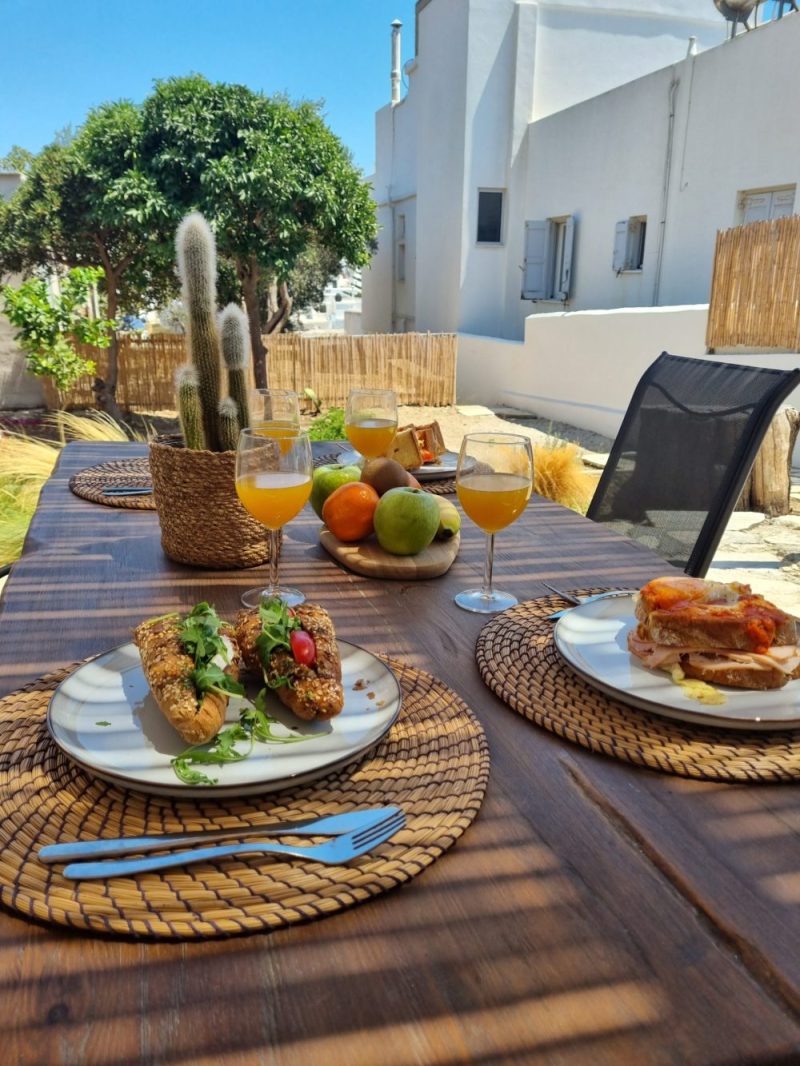 Ιδιωτική αυλή με παραδοσιακή κυκλαδίτικη διακόσμηση στο Seaera Luxury Apartment στην Τήνο