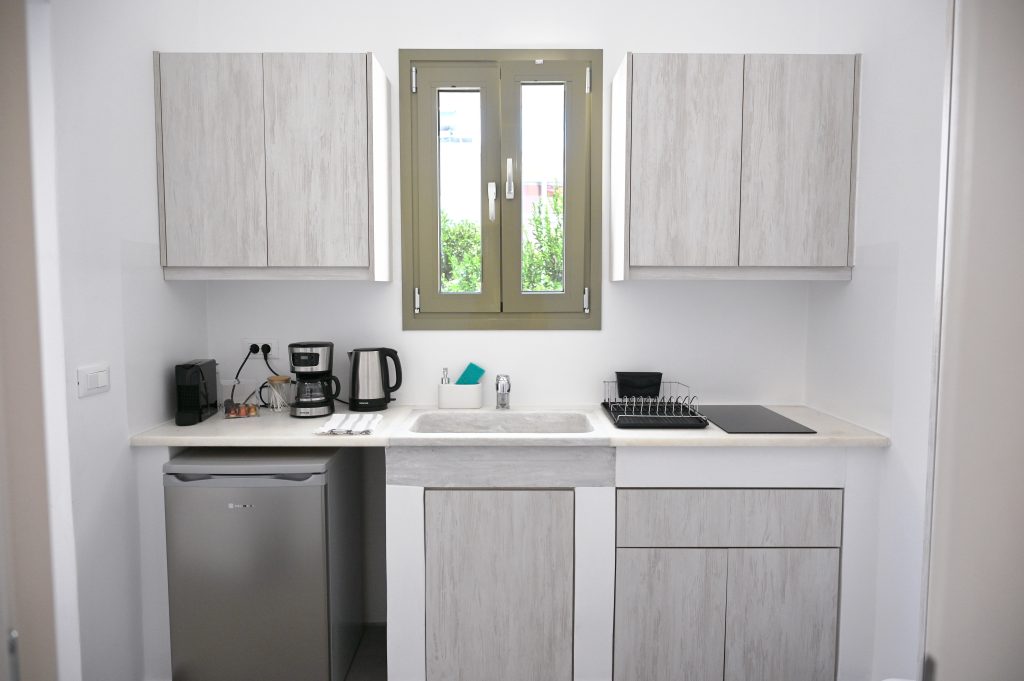 Πλήρως εξοπλισμένη κουζίνα στο Seaera Luxury Apartment στην Τήνο, με όλες τις ανέσεις.