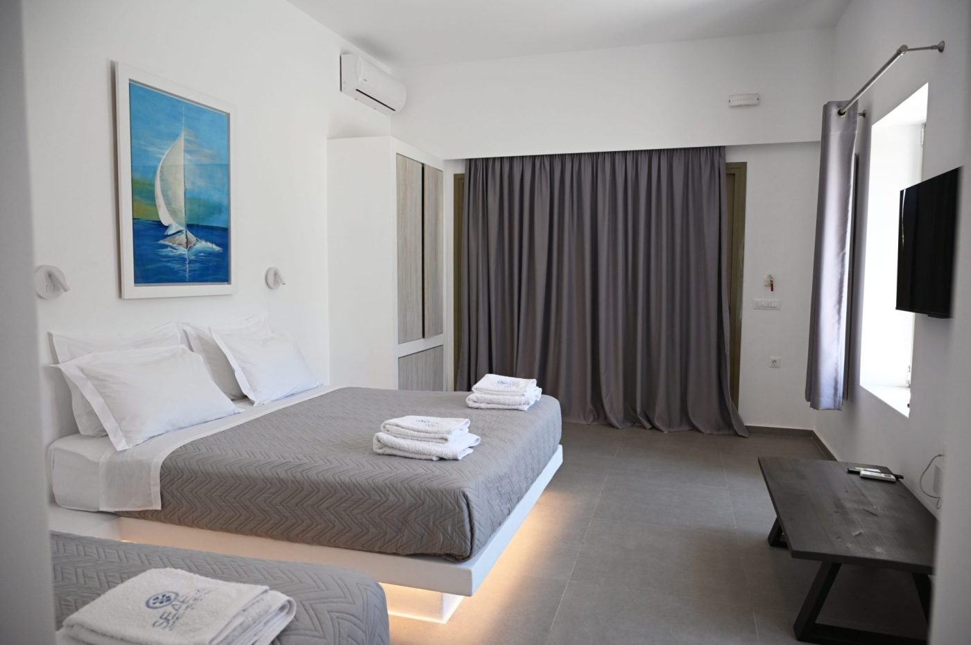 ενοικιαζόμενο υπνοδωμάτιο με φωτισμό LED στο Seaera Luxury Apartment στην Τήνο με κουρτίνες συσκότισης